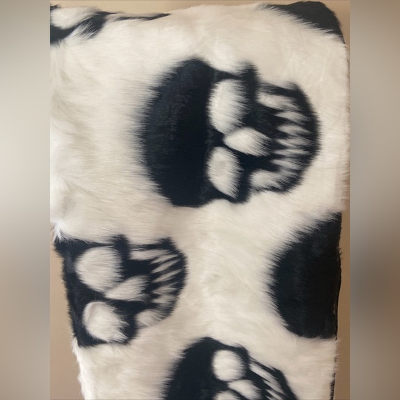 Cynthia Rowley CuRious New York Moda Skulls Knit Throw Blanket - 50x60” - Picture 12 of 13